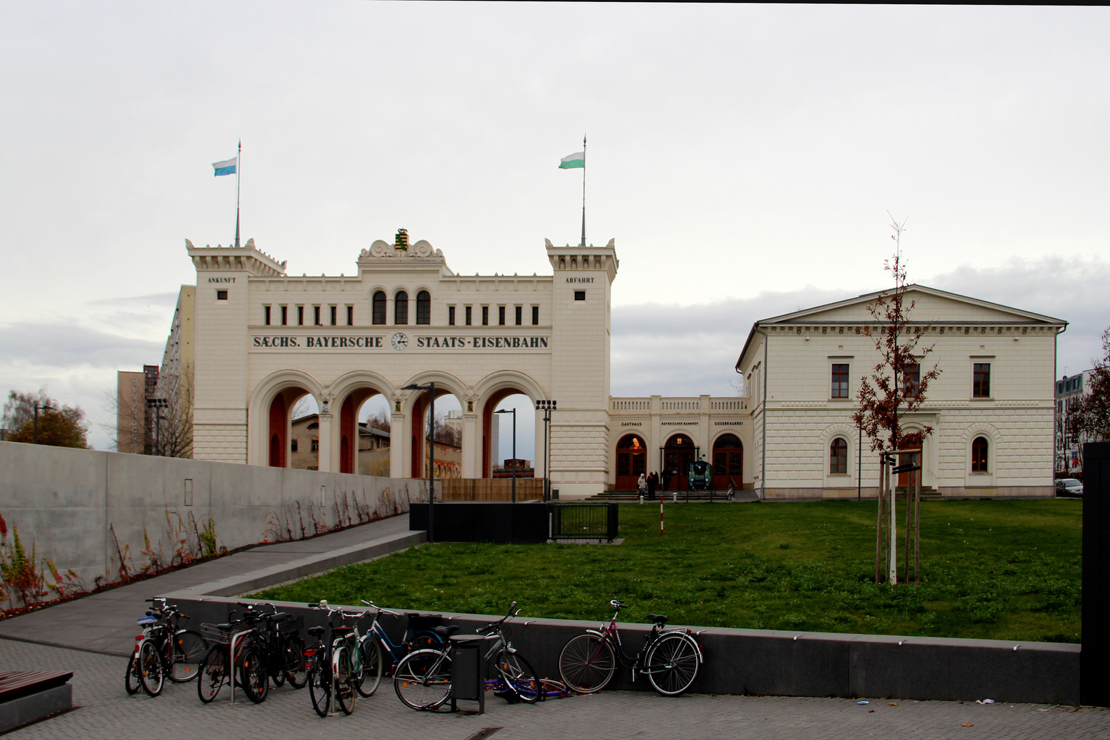 Am Bahnhof