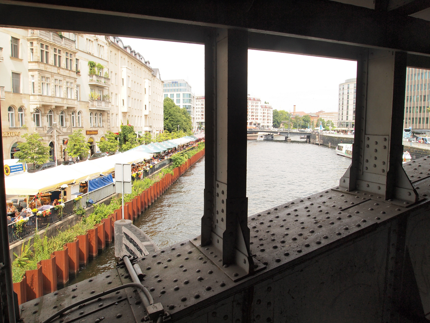 am Bahnhof Friedrichstraße