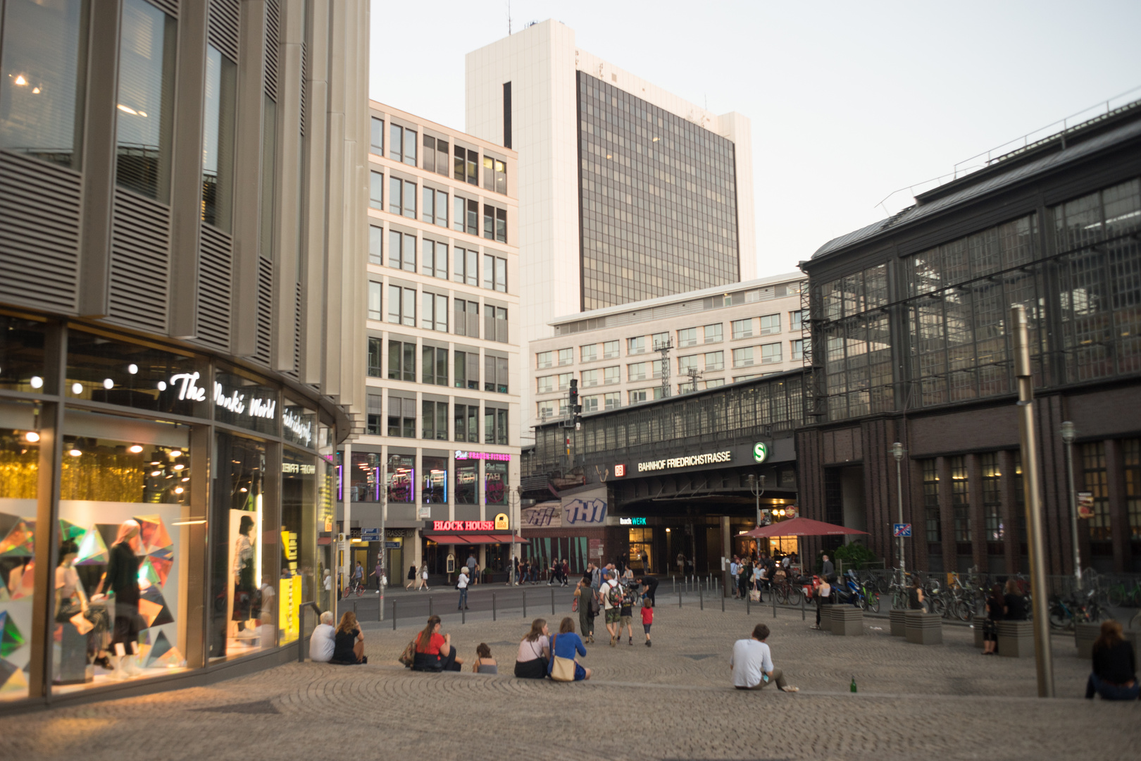 Am Bahnhof Friedrichstraße - Berlin