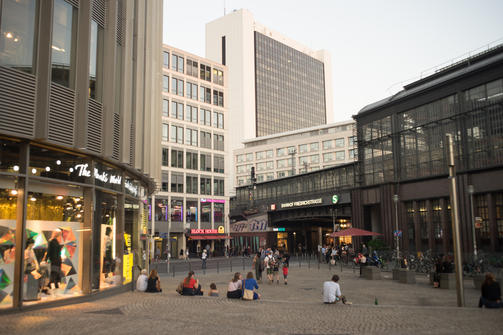 Am Bahnhof Friedrichstraße Berlin Foto & Bild architektur, deutschland, europe Bilder auf Am Bahnhof Friedrichstraße Berlin Foto & Bild architektur, deutschland, europe Bilder auf