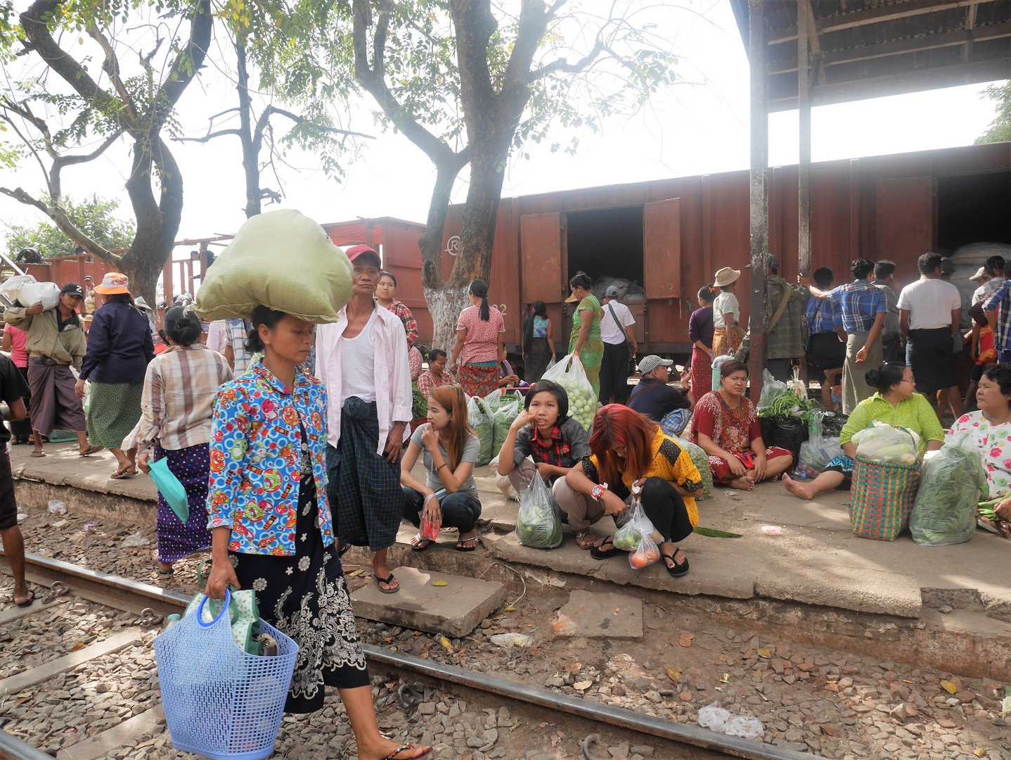 Am Bahnsteig bei Yangon