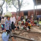 Am Bahnsteig bei Yangon