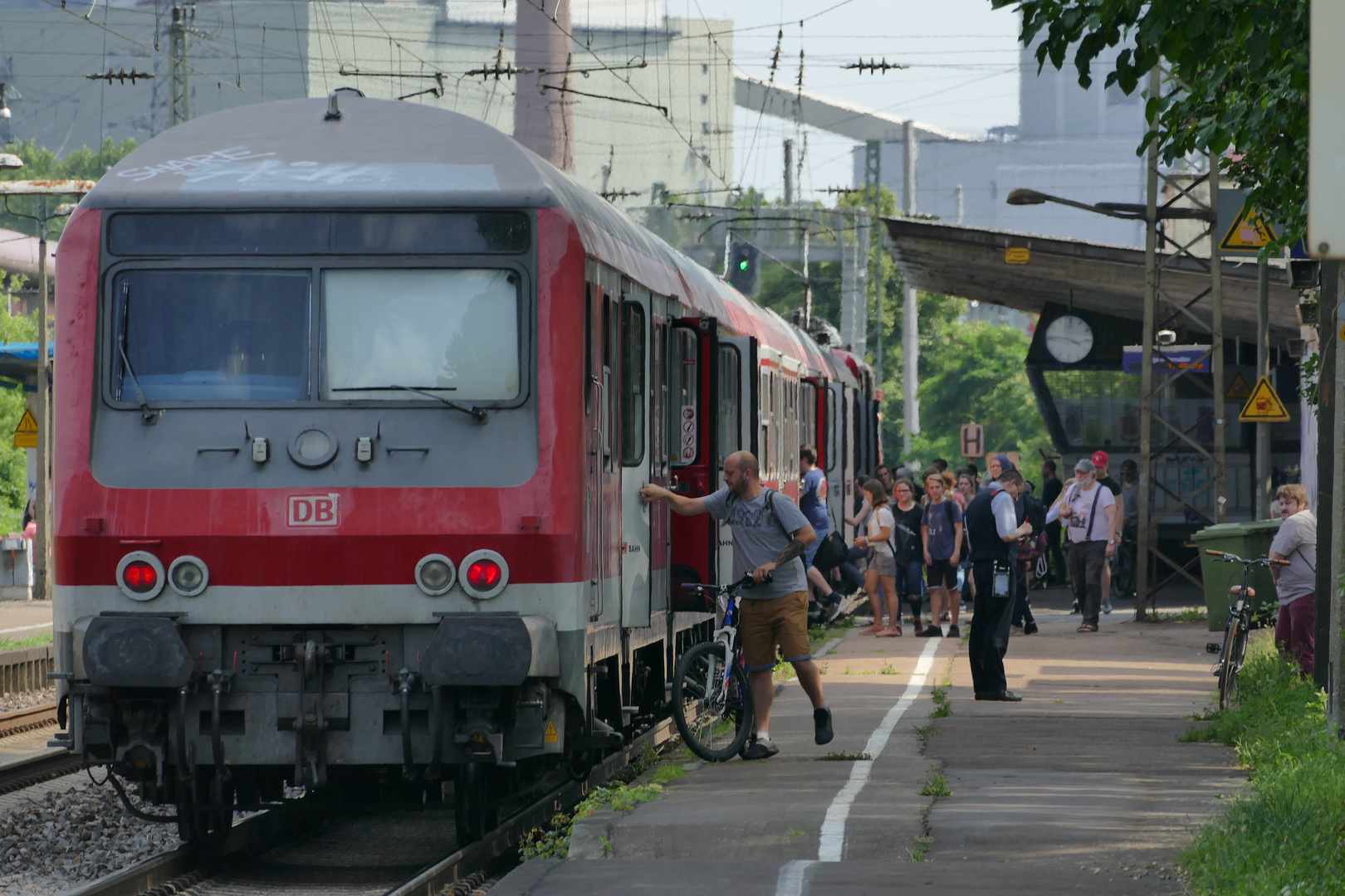 Am Bahnsteig in Neckarau