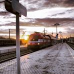 Am Bahnsteig kurz vor Sonnenuntergang