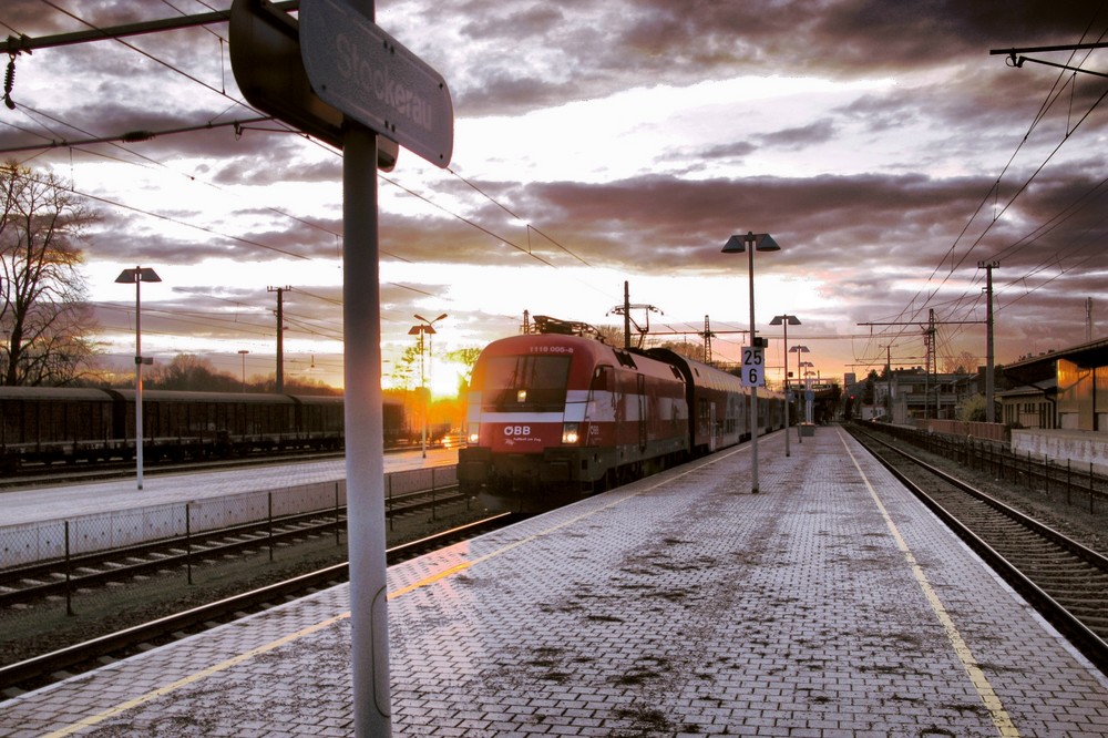 Am Bahnsteig kurz vor Sonnenuntergang