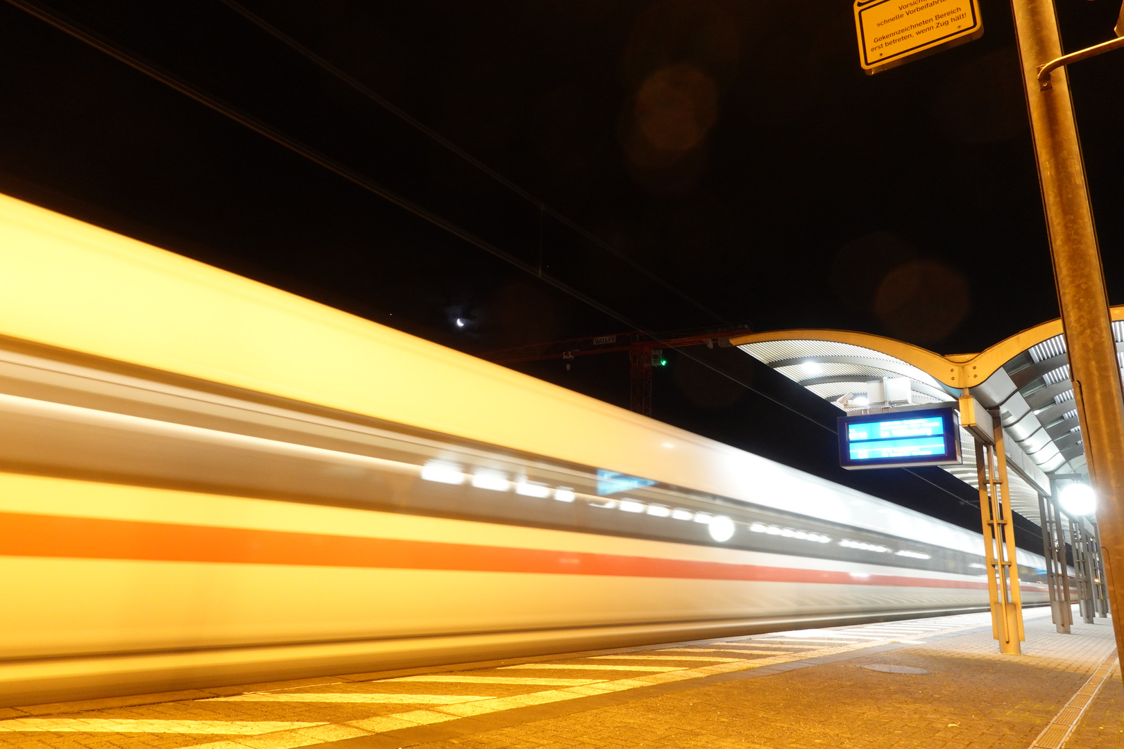 Am Bahnsteig mit dem ICE