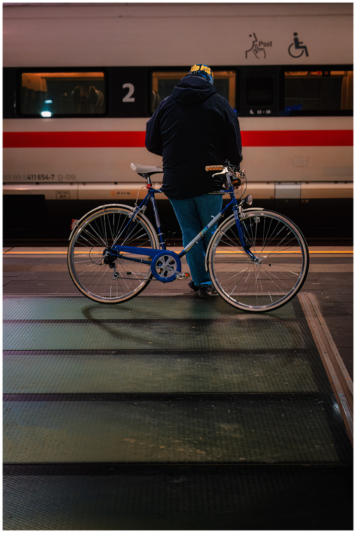 Am Bahnsteig V/Blue Bike