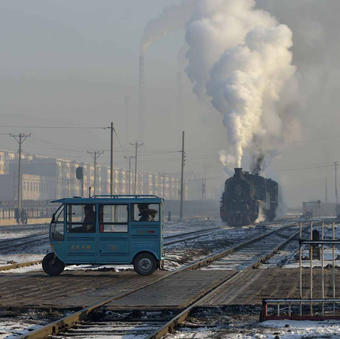 Am Bahnübergang Wulong in Fuxin (China)