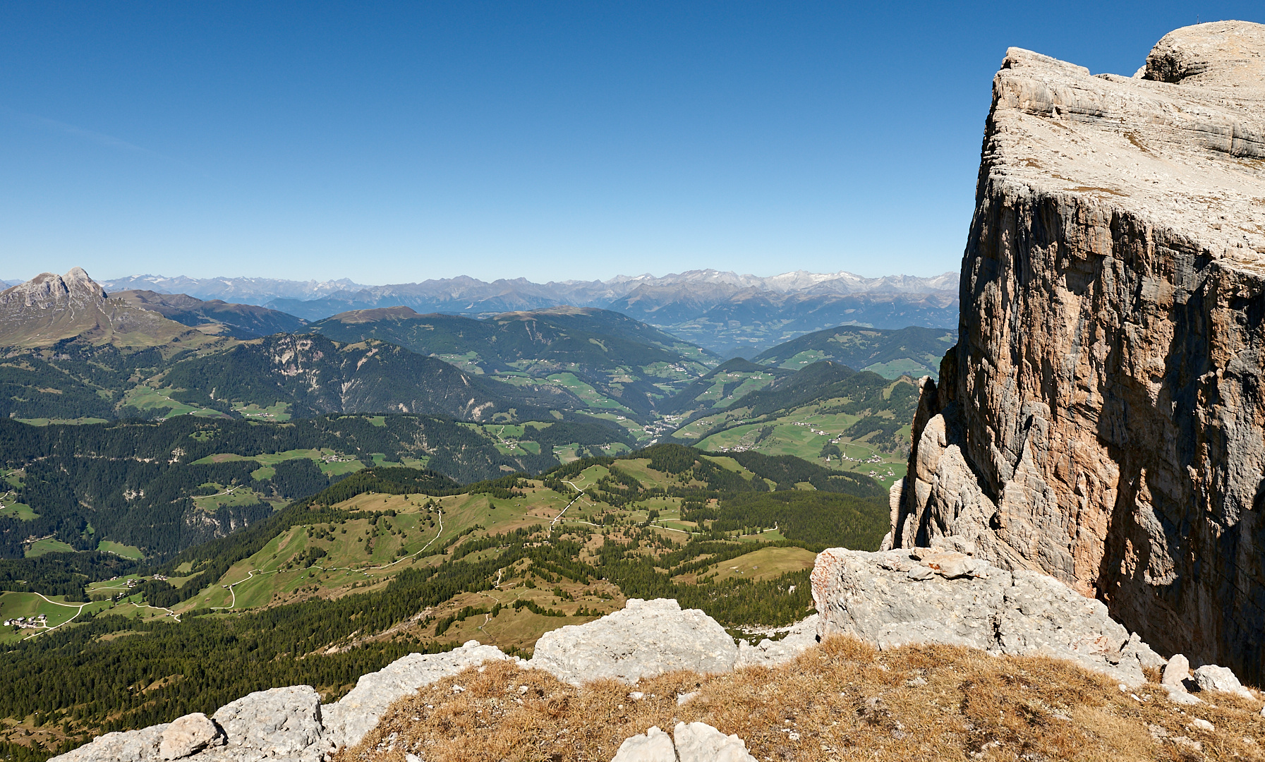 Am Bildrand ganz rechts oben unser Ziel, das Gipfelkreuz vom Heiligkreuzkofel 2907 m,.. 