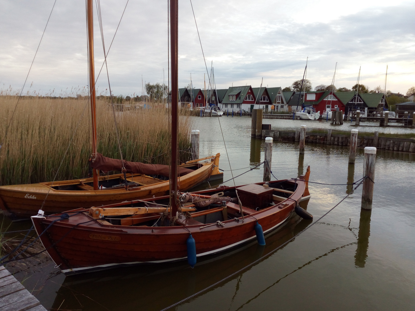 Am Bootshafen von Althagen