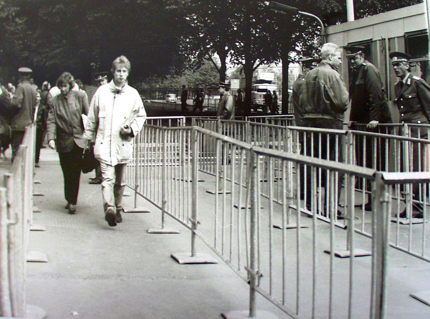 Am Brandenburger Tor 1990.