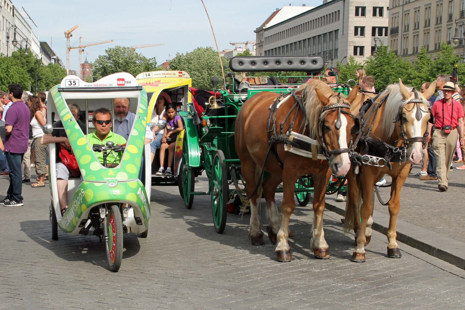 Am Brandenburger Tor in Berlin: Konkurenten