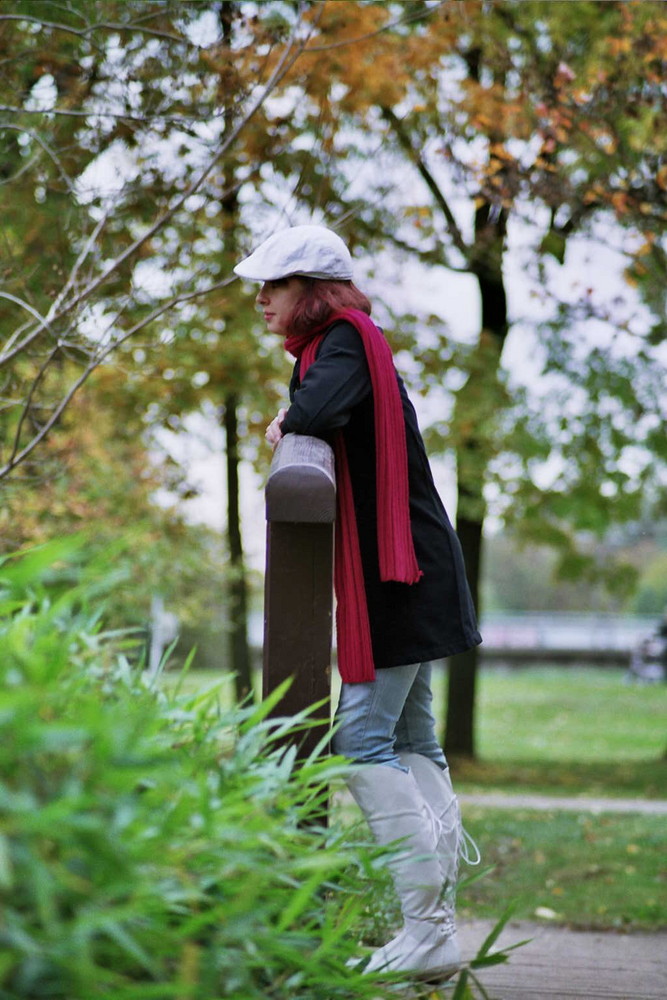 am Brückengeländer im Park