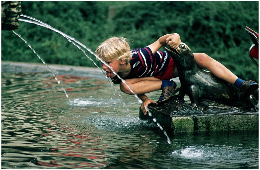 Am Brunnen 1 Foto & Bild kinder, kinder im schulalter, kind Bilder auf