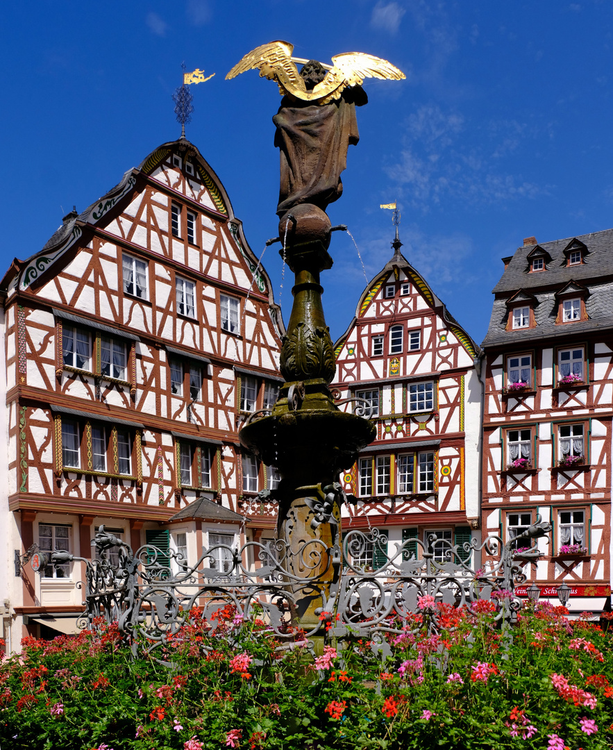 Am Brunnen auf dem Marktplatz