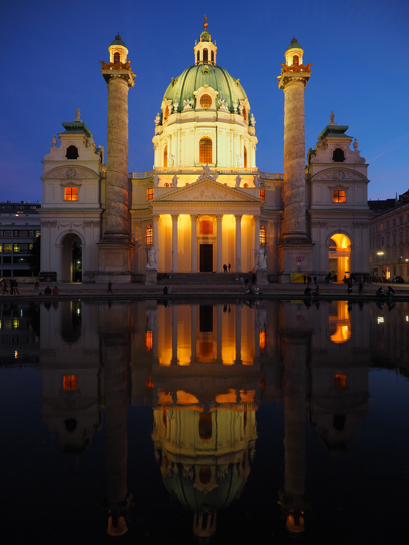 Am Brunnen der Karlskirche