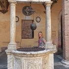 Am Brunnen des Palazzo Chigi-Sarracini in Siena