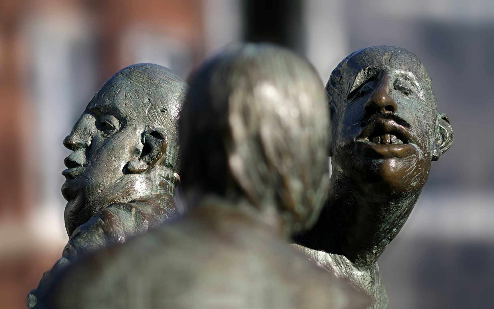 Am Brunnen "Kreislauf  des Geldes" in Aachen