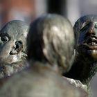 Am Brunnen "Kreislauf  des Geldes" in Aachen