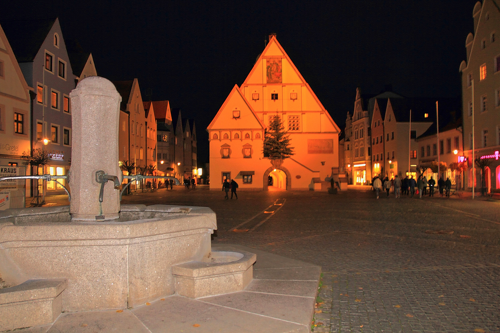 ...am Brunnen vor dem Rathaus...