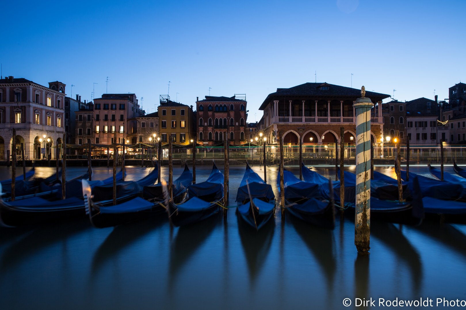 Am Canale Grande - Markt neben der Rialto Brücke