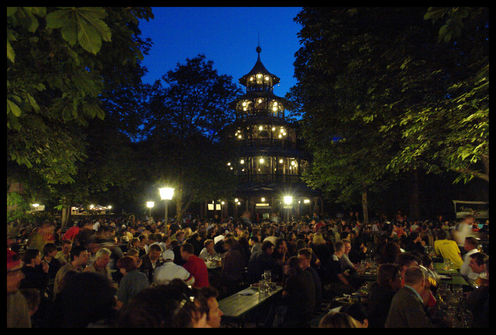 Am chinesischen Turm im englischen Garten bei Nacht