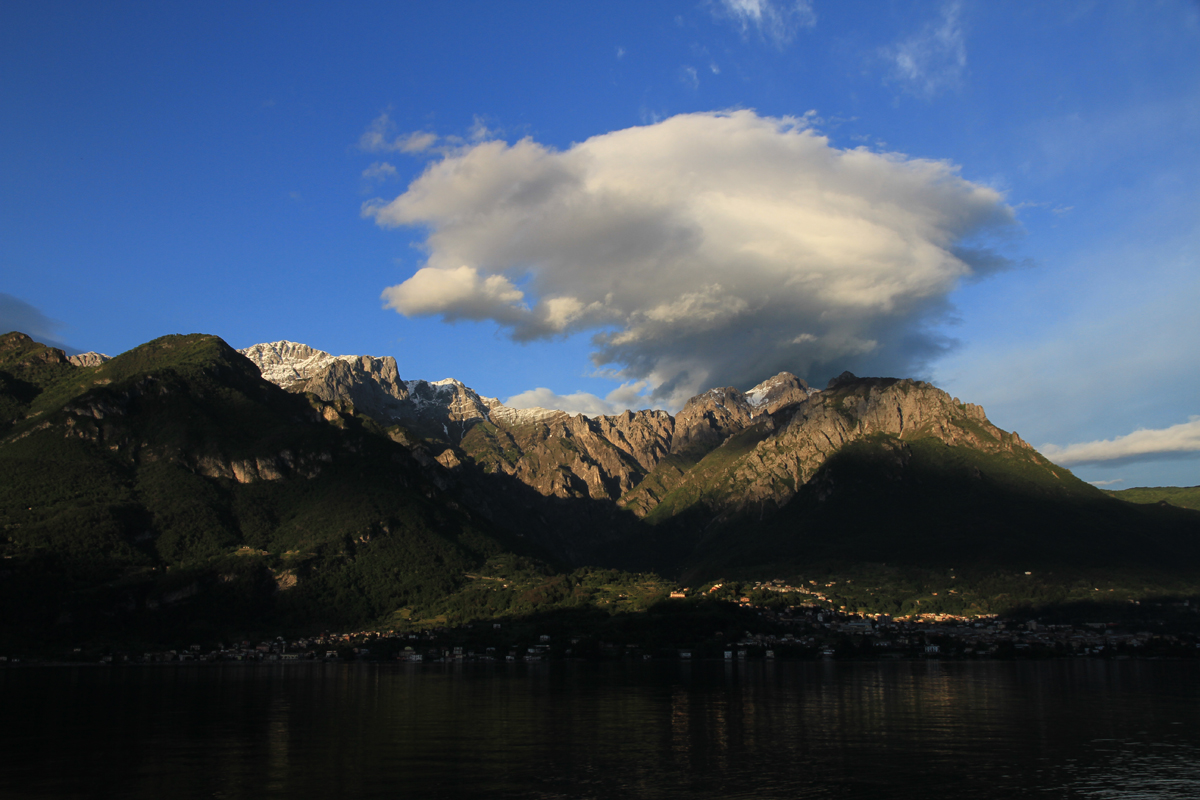 Am Comer See wird es langsam dunkel, die Berge darüber leuchten noch in der Sonne.