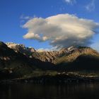 Am Comer See wird es langsam dunkel, die Berge darüber leuchten noch in der Sonne.