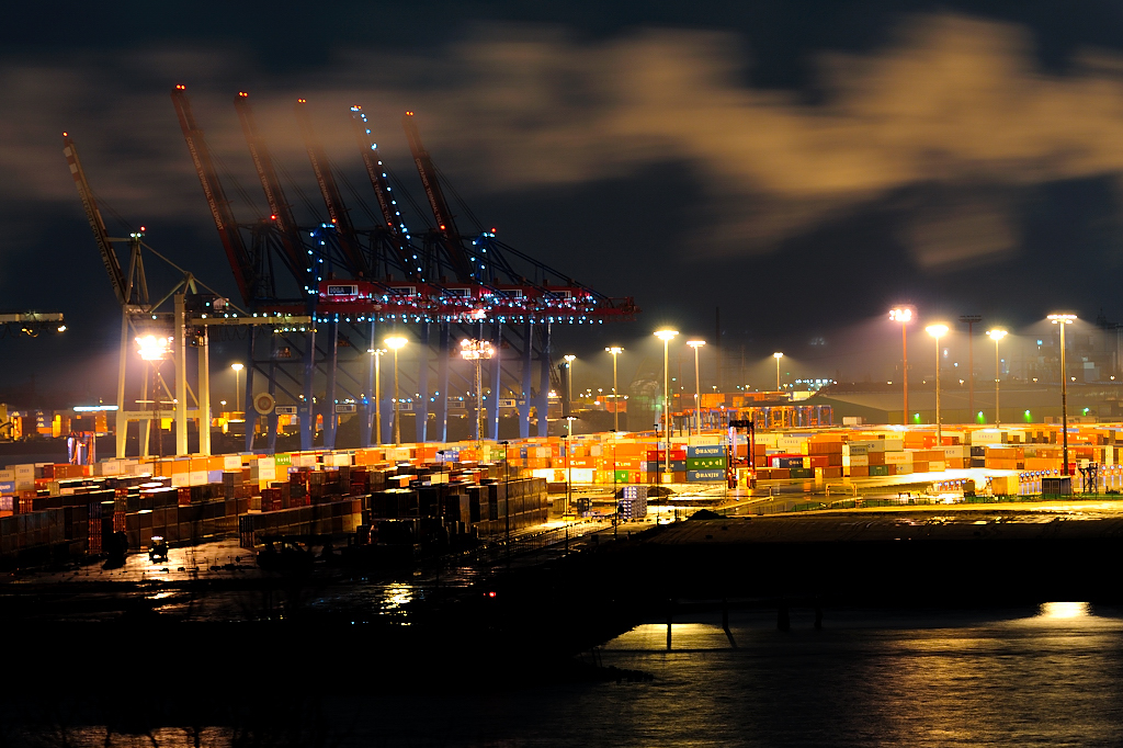 am Containerhafen in Hamburg