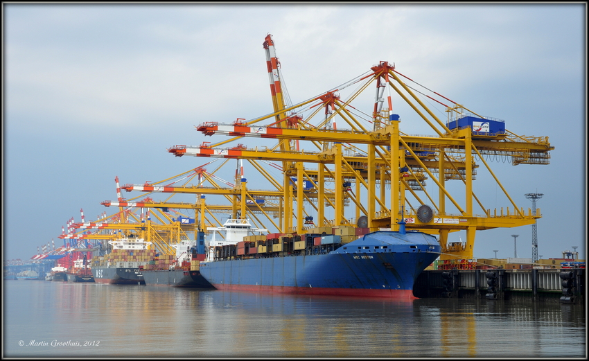 Am Containerterminal im Morgennebel