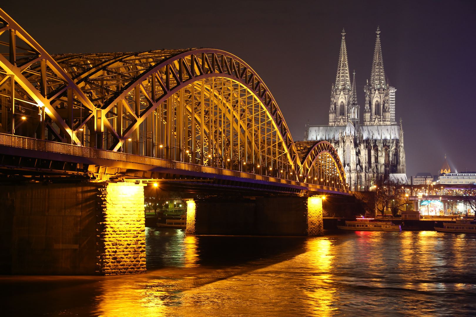 am Dom zu Köln bei Nacht