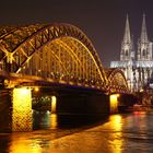 am Dom zu Köln bei Nacht