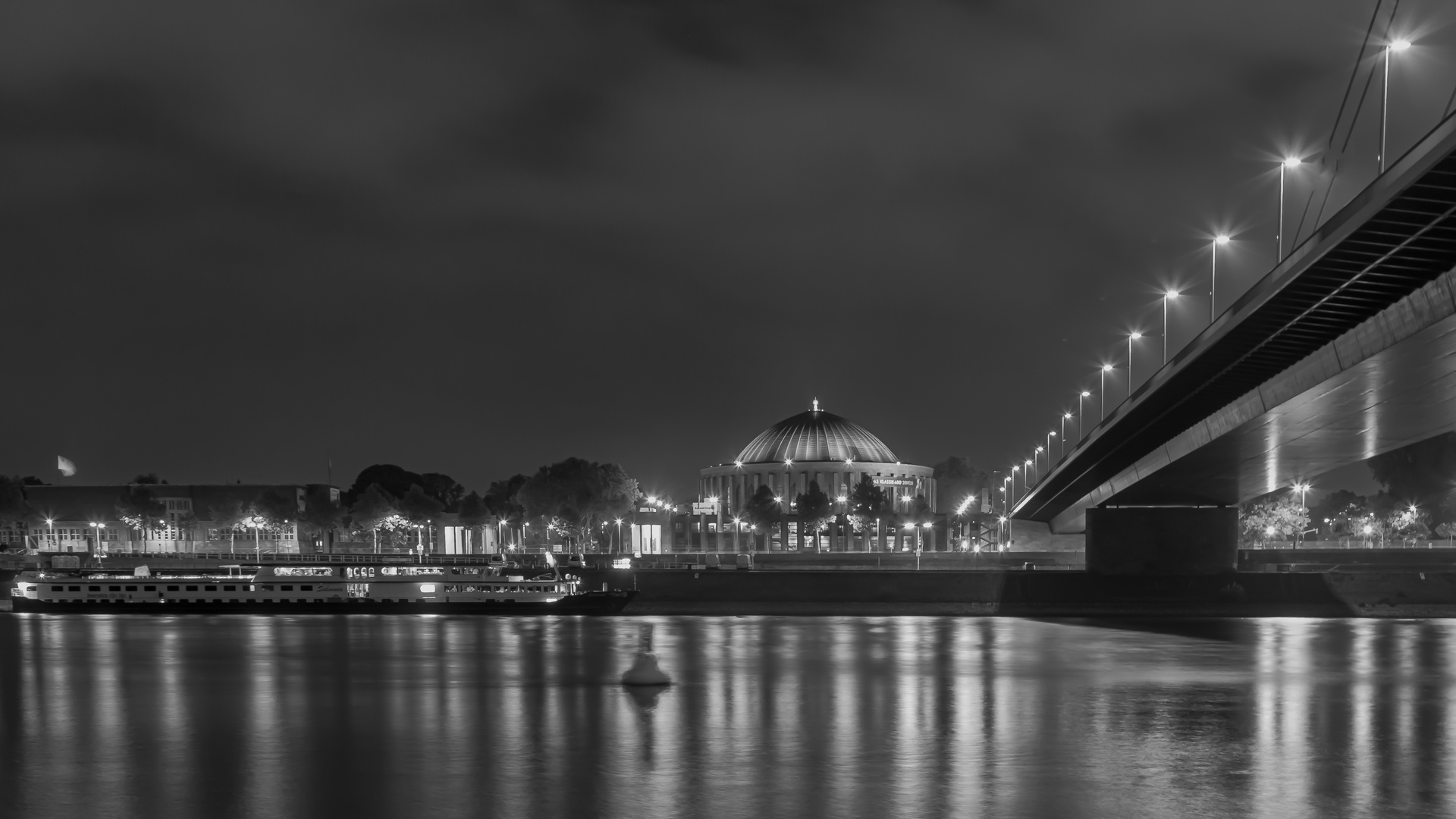 Am Düsseldorf-Rhein entlang