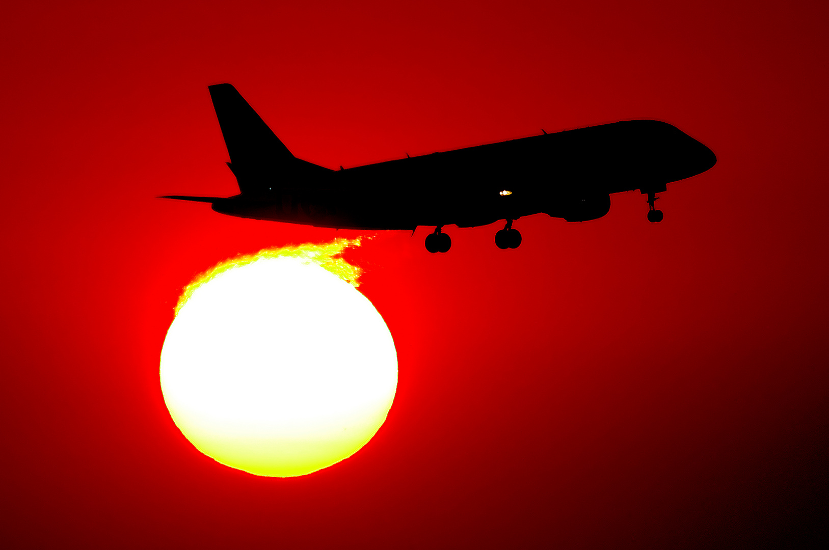 Am Düsseldorfer Flughafen: Eine Embraer E170 bei Sonnenuntergang