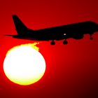 Am Düsseldorfer Flughafen: Eine Embraer E170 bei Sonnenuntergang