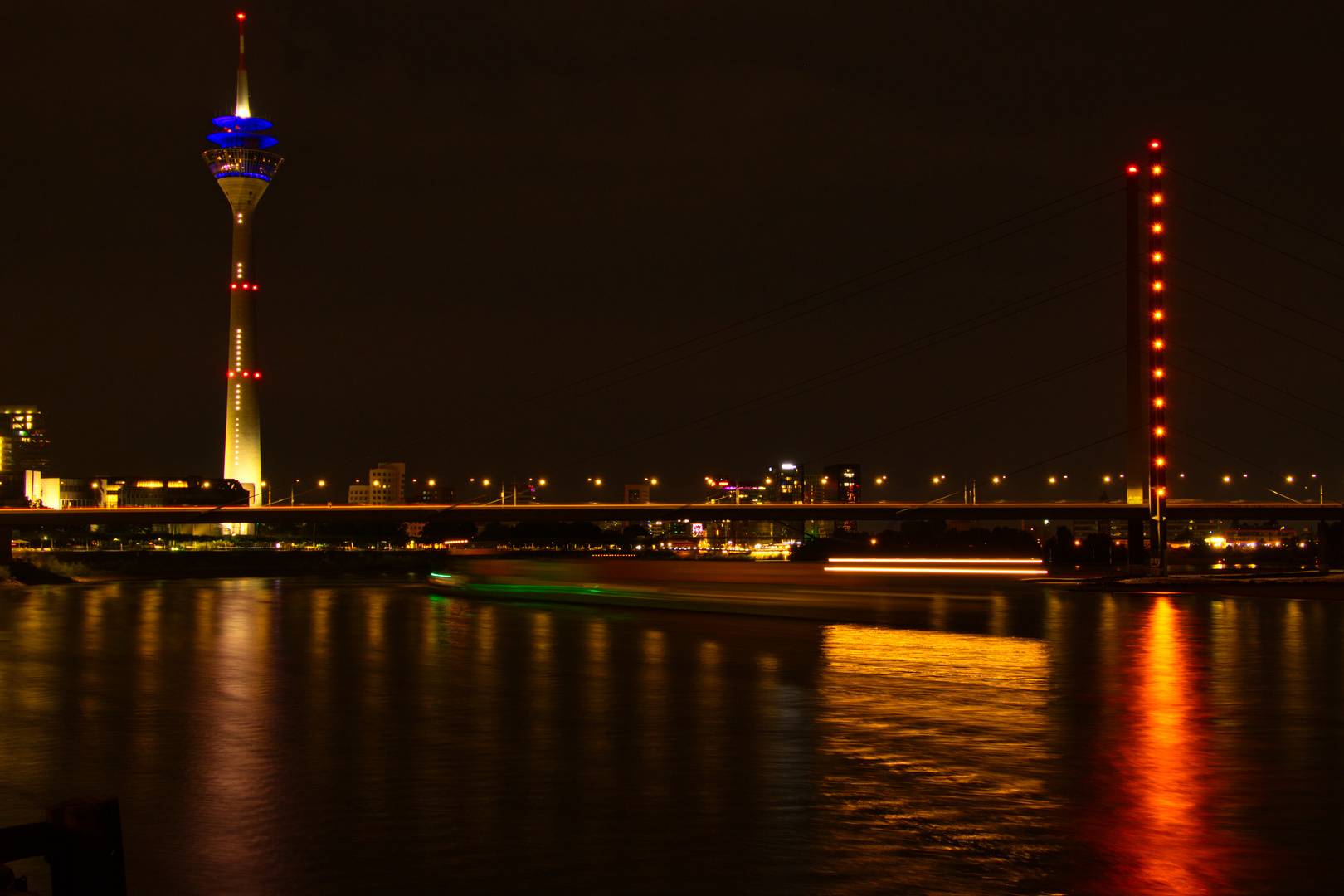 Am Düsseldorfer Rheinufer bei Nacht 