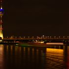 Am Düsseldorfer Rheinufer bei Nacht 