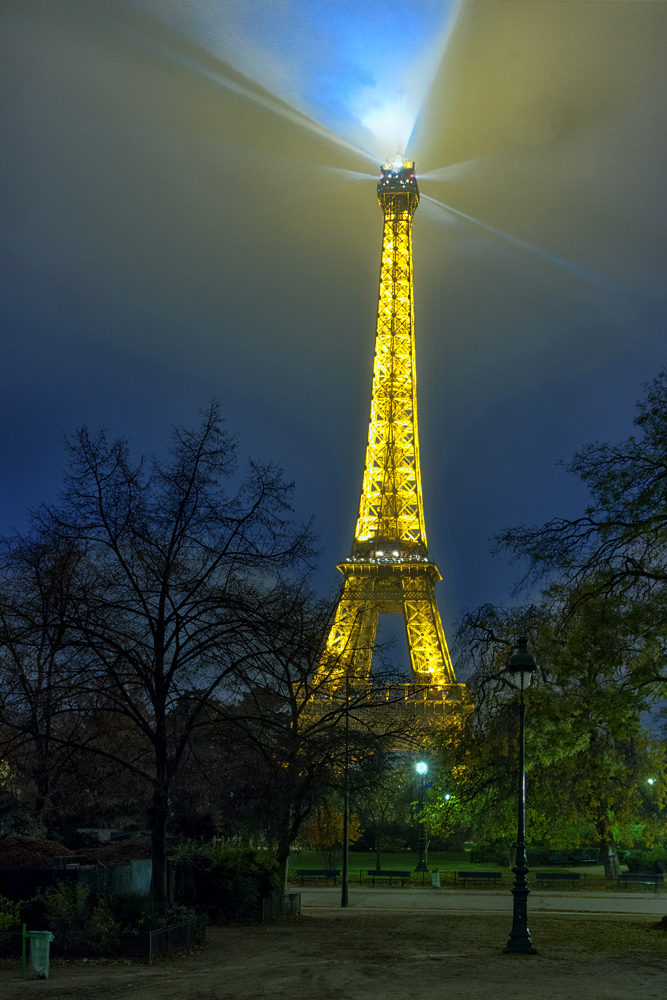 Am Eifelturm Foto & Bild | architektur, architektur bei ...