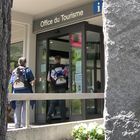 Am Eingang vom Tourismusbüro Saas Fee