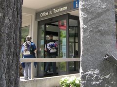 Am Eingang vom Tourismusbüro Saas Fee