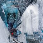 Am Eingang zu einer Gletscherhöhle bei Vik...