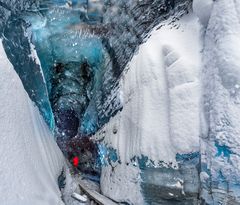 Am Eingang zu einer Gletscherhöhle bei Vik...