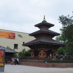 Am Eingang zum Aquarium steht dieser Tempel