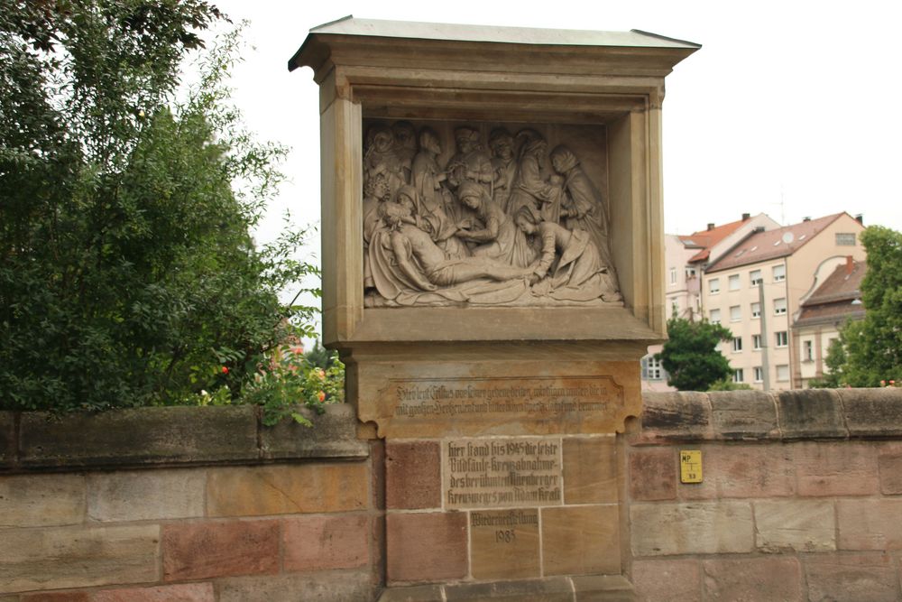 Am Eingang zum Friedhof in Nürnberg