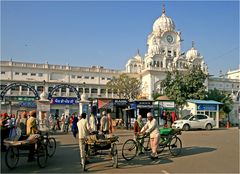 am Eingang zum Goldenen Tempel von Amritsar