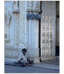 am Eingang zum Tempel der Karni Mata