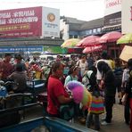 Am Eingang zum Tempelmarkt in Hefei