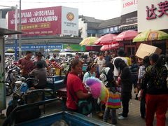 Am Eingang zum Tempelmarkt in Hefei