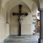 Am Eingang zur kath. Pfarrkirche in Zermatt