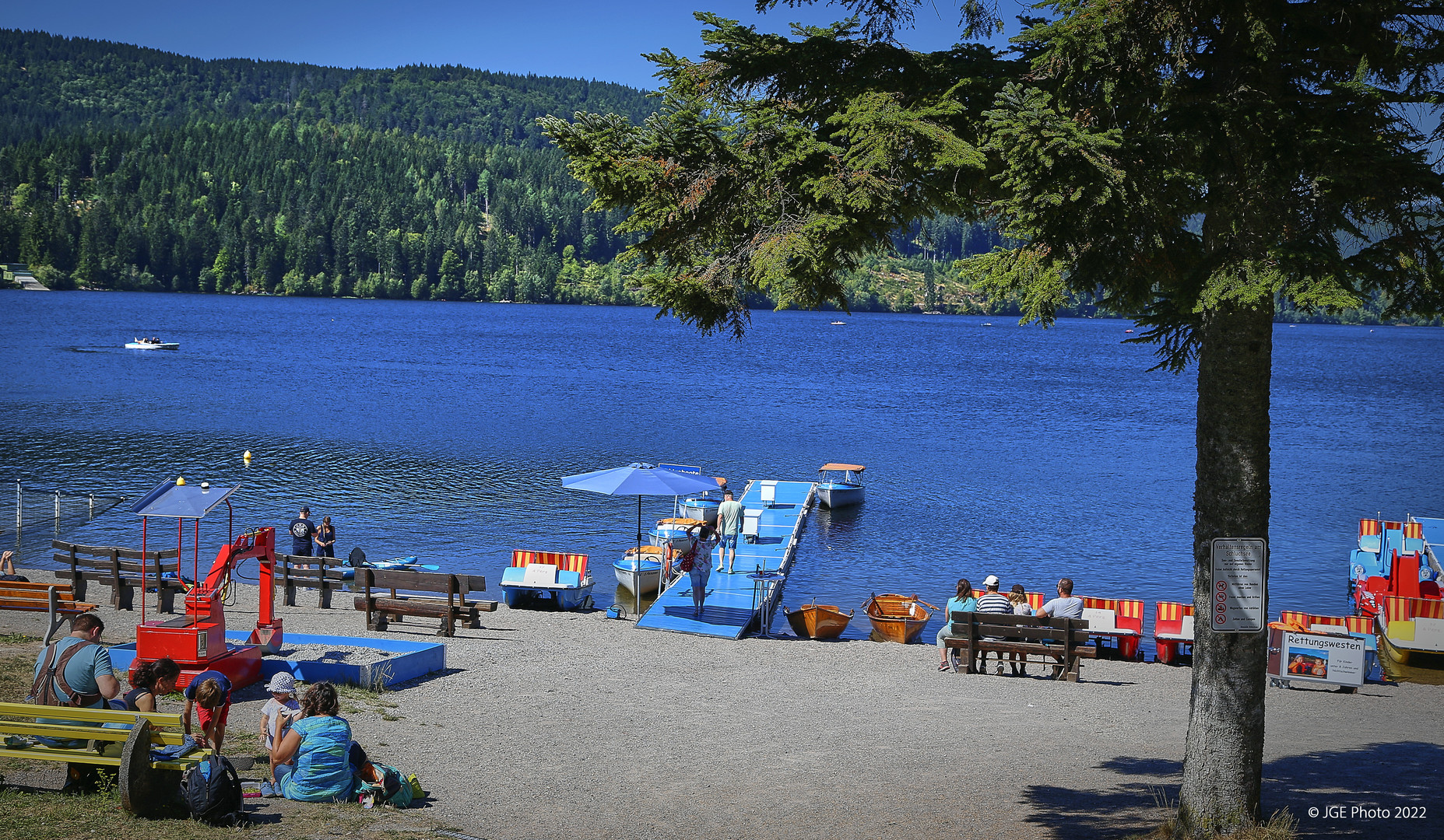 Am  Elektro-/Tretbootverleih in Schluchsee Strandbad